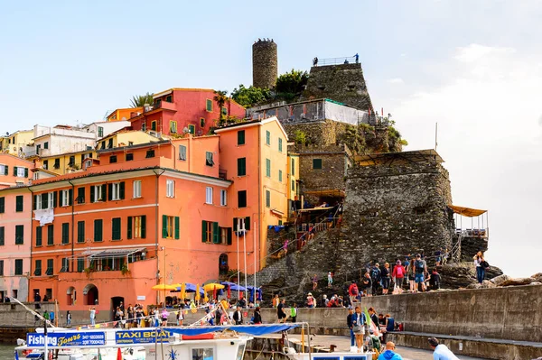 Vernazza, İtalya - 5 Mayıs 2016: Vernazza'nın güzel rivierası (Vulnetia), İtalya'nın Liguria eyaletinin La Spezia eyaletinde yer alan küçük bir kasaba. Cinque Terre, Unesco Dünya Mirası Listesi'ndeki topraklardan biri.