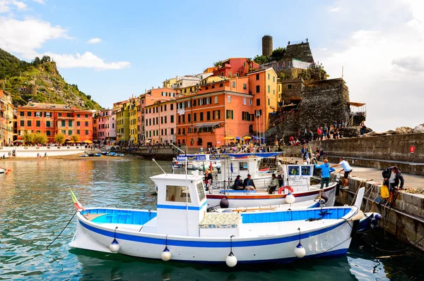 Vernazza, İtalya - 5 Mayıs 2016: Vernazza'nın güzel rivierası (Vulnetia), İtalya'nın Liguria eyaletinin La Spezia eyaletinde yer alan küçük bir kasaba. Cinque Terre, Unesco Dünya Mirası Listesi'ndeki topraklardan biri.