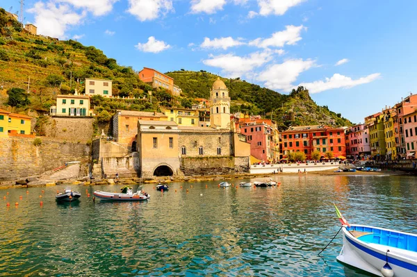 Vernazza, İtalya - 5 Mayıs 2016: Vernazza'nın güzel rivierası (Vulnetia), İtalya'nın Liguria eyaletinin La Spezia eyaletinde yer alan küçük bir kasaba. Cinque Terre, Unesco Dünya Mirası Listesi'ndeki topraklardan biri.