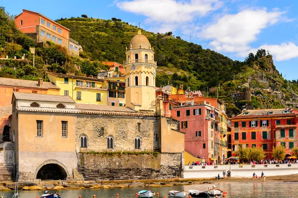 Vernazza, İtalya - 5 Mayıs 2016: Vernazza'nın güzel rivierası (Vulnetia), İtalya'nın Liguria eyaletinin La Spezia eyaletinde yer alan küçük bir kasaba. Cinque Terre, Unesco Dünya Mirası Listesi'ndeki topraklardan biri.