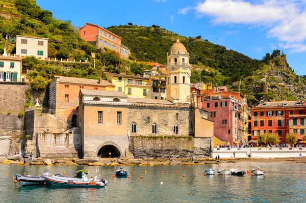 Vernazza, İtalya - 5 Mayıs 2016: Vernazza'nın güzel rivierası (Vulnetia), İtalya'nın Liguria eyaletinin La Spezia eyaletinde yer alan küçük bir kasaba. Cinque Terre, Unesco Dünya Mirası Listesi'ndeki topraklardan biri.