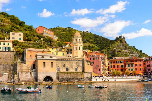 Vernazza, İtalya - 5 Mayıs 2016: Vernazza'nın güzel rivierası (Vulnetia), İtalya'nın Liguria eyaletinin La Spezia eyaletinde yer alan küçük bir kasaba. Cinque Terre, Unesco Dünya Mirası Listesi'ndeki topraklardan biri.