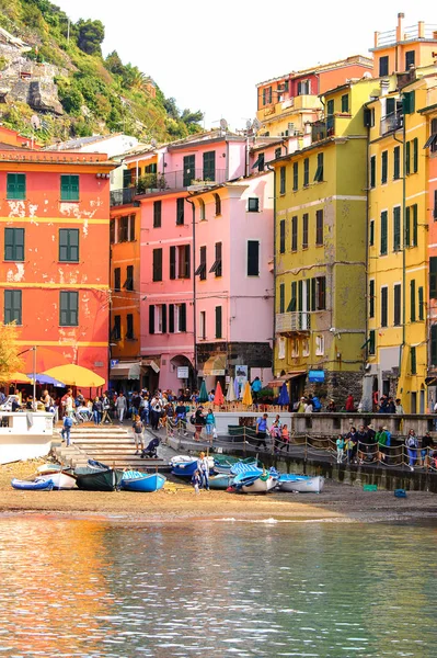 Vernazza, İtalya - 5 Mayıs 2016: İtalya'nın Liguria eyaletinin La Spezia eyaletinde küçük bir kasaba olan Vernazza'nın (Vulnetia) beatiful görünümü. Unesco Dünya Mirası Listesi'ndeki Cinque Terre topraklarından biri.