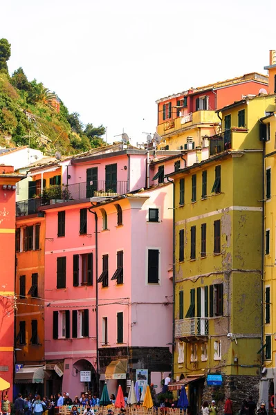 Vernazza, İtalya - 5 Mayıs 2016: İtalya'nın Liguria eyaletinin La Spezia eyaletinde küçük bir kasaba olan Vernazza'nın (Vulnetia) beatiful görünümü. Unesco Dünya Mirası Listesi'ndeki Cinque Terre topraklarından biri.