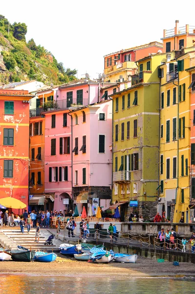 Vernazza, İtalya - 5 Mayıs 2016: İtalya'nın Liguria eyaletinin La Spezia eyaletinde küçük bir kasaba olan Vernazza'nın (Vulnetia) beatiful görünümü. Unesco Dünya Mirası Listesi'ndeki Cinque Terre topraklarından biri.