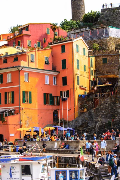 Vernazza, İtalya - 5 Mayıs 2016: İtalya'nın Liguria eyaletinin La Spezia eyaletinde küçük bir kasaba olan Vernazza'nın (Vulnetia) beatiful görünümü. Unesco Dünya Mirası Listesi'ndeki Cinque Terre topraklarından biri.