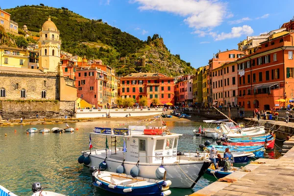 Vernazza, İtalya - 5 Mayıs 2016: Vernazza'nın güzel rivierası (Vulnetia), İtalya'nın Liguria eyaletinin La Spezia eyaletinde yer alan küçük bir kasaba. Cinque Terre, Unesco Dünya Mirası Listesi'ndeki topraklardan biri.