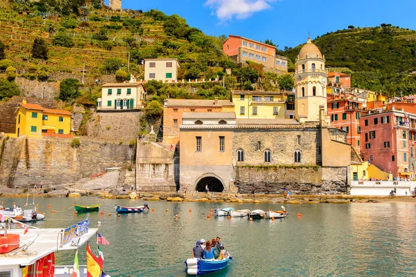 Vernazza, İtalya - 5 Mayıs 2016: Riviera meydanı Vernazza (Vulnetia), La Spezia, Liguria, İtalya'nın renkli binaları. Cinque Terre, Unesco Dünya Mirası Listesi'ndeki topraklardan biri.