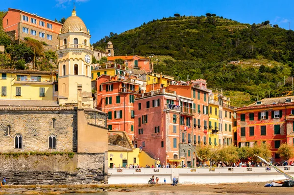 Vernazza, İtalya - 5 Mayıs 2016: Riviera meydanı Vernazza (Vulnetia), La Spezia, Liguria, İtalya'nın renkli binaları. Cinque Terre, Unesco Dünya Mirası Listesi'ndeki topraklardan biri.