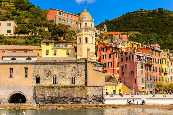 Vernazza, İtalya - 5 Mayıs 2016: Riviera meydanı Vernazza (Vulnetia), La Spezia, Liguria, İtalya'nın renkli binaları. Cinque Terre, Unesco Dünya Mirası Listesi'ndeki topraklardan biri.