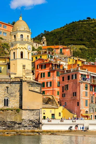 Vernazza, İtalya - 5 Mayıs 2016: Riviera meydanı Vernazza (Vulnetia), La Spezia, Liguria, İtalya'nın renkli binaları. Cinque Terre, Unesco Dünya Mirası Listesi'ndeki topraklardan biri.