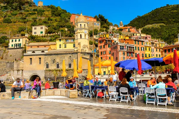 Vernazza, İtalya - 5 Mayıs 2016: Riviera meydanı Vernazza (Vulnetia), La Spezia, Liguria, İtalya'nın renkli binaları. Cinque Terre, Unesco Dünya Mirası Listesi'ndeki topraklardan biri.