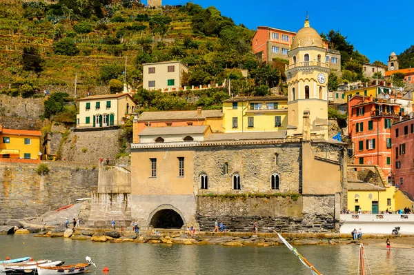 Vernazza, İtalya - 5 Mayıs 2016: Riviera meydanı Vernazza (Vulnetia), La Spezia, Liguria, İtalya'nın renkli binaları. Cinque Terre, Unesco Dünya Mirası Listesi'ndeki topraklardan biri.