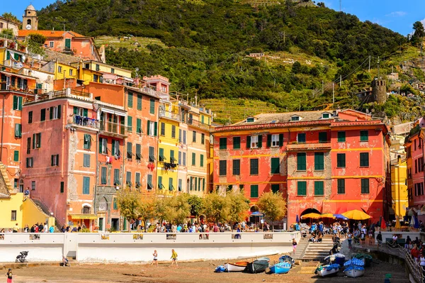 Vernazza, İtalya - 5 Mayıs 2016: Riviera meydanı Vernazza (Vulnetia), La Spezia, Liguria, İtalya'nın renkli binaları. Cinque Terre, Unesco Dünya Mirası Listesi'ndeki topraklardan biri.