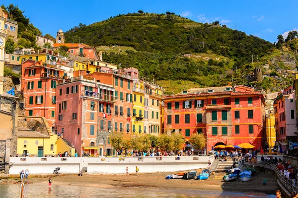 Vernazza, İtalya - 5 Mayıs 2016: Riviera meydanı Vernazza (Vulnetia), La Spezia, Liguria, İtalya'nın renkli binaları. Cinque Terre, Unesco Dünya Mirası Listesi'ndeki topraklardan biri.