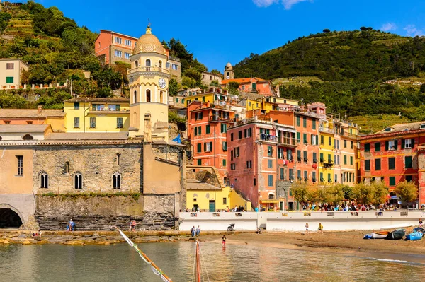 Vernazza, İtalya - 5 Mayıs 2016: Riviera meydanı Vernazza (Vulnetia), La Spezia, Liguria, İtalya'nın renkli binaları. Cinque Terre, Unesco Dünya Mirası Listesi'ndeki topraklardan biri.