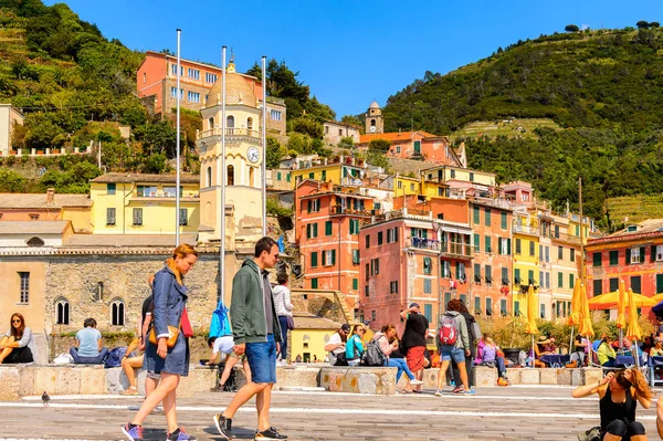 Vernazza, İtalya - 5 Mayıs 2016: Riviera meydanı Vernazza (Vulnetia), La Spezia, Liguria, İtalya'nın renkli binaları. Cinque Terre, Unesco Dünya Mirası Listesi'ndeki topraklardan biri.