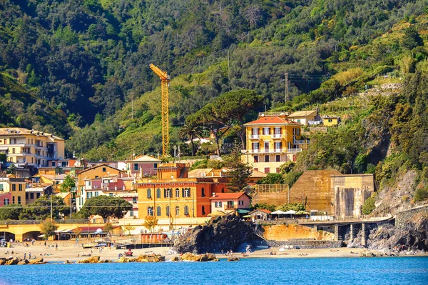 Monterosso, İtalya - 5 Mayıs 2016: Monterosso al Mare, La Spezia eyaletinde küçük bir kasaba, Liguria, İtalya. Unesco Dünya Mirası Listesi'ndeki Cinque Terre topraklarından biri.