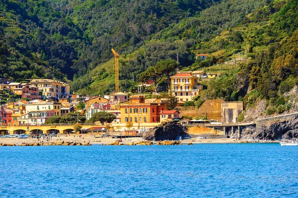 Monterosso, İtalya - 5 Mayıs 2016: Monterosso al Mare, La Spezia eyaletinde küçük bir kasaba, Liguria, İtalya. Unesco Dünya Mirası Listesi'ndeki Cinque Terre topraklarından biri.