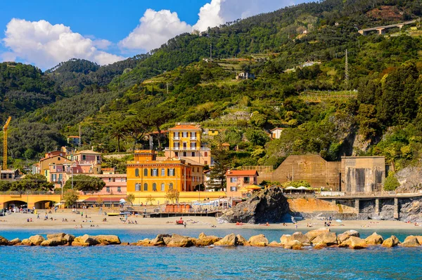 Monterosso, İtalya - 5 Mayıs 2016: Monterosso al Mare Panoraması, La Spezia, Liguria, İtalya. Unesco Dünya Mirası Listesi'ndeki Cinque Terre topraklarından biri.