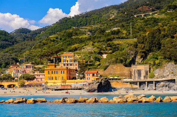 Monterosso, İtalya - 5 Mayıs 2016: Monterosso al Mare Panoraması, La Spezia, Liguria, İtalya. Unesco Dünya Mirası Listesi'ndeki Cinque Terre topraklarından biri.