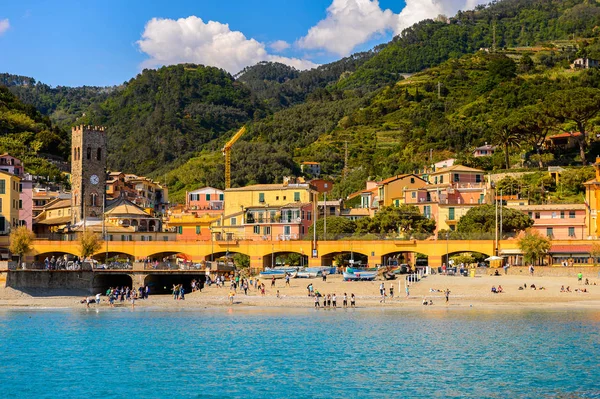 Monterosso, İtalya - 5 Mayıs 2016: Monterosso al Mare Panoraması, La Spezia, Liguria, İtalya. Unesco Dünya Mirası Listesi'ndeki Cinque Terre topraklarından biri.