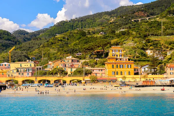 Monterosso, İtalya - 5 Mayıs 2016: Monterosso al Mare Panoraması, La Spezia, Liguria, İtalya. Unesco Dünya Mirası Listesi'ndeki Cinque Terre topraklarından biri.