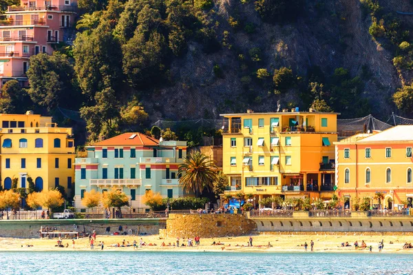 Monterosso, İtalya - 5 Mayıs 2016: Monterosso al Mare, La Spezia eyaletinde küçük bir kasaba, Liguria, İtalya. Unesco Dünya Mirası Listesi'ndeki Cinque Terre topraklarından biri.