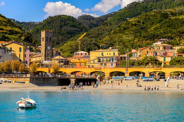 Monterosso, İtalya - 5 Mayıs 2016: Monterosso al Mare Panoraması, La Spezia, Liguria, İtalya. Unesco Dünya Mirası Listesi'ndeki Cinque Terre topraklarından biri.