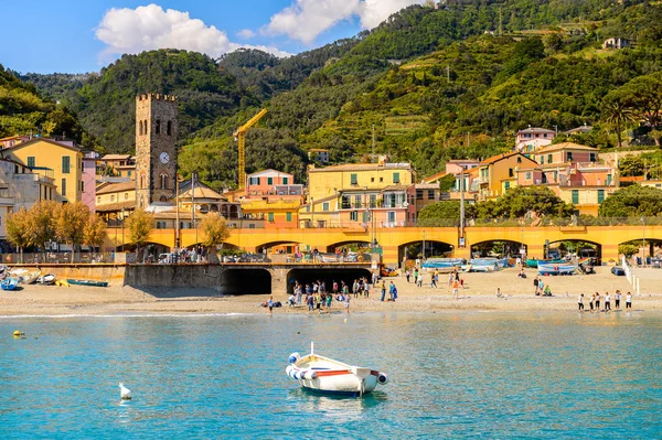 Monterosso, İtalya - 5 Mayıs 2016: Monterosso al Mare Panoraması, La Spezia, Liguria, İtalya. Unesco Dünya Mirası Listesi'ndeki Cinque Terre topraklarından biri.
