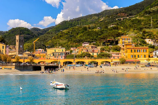 Monterosso, İtalya - 5 Mayıs 2016: Monterosso al Mare Panoraması, La Spezia, Liguria, İtalya. Unesco Dünya Mirası Listesi'ndeki Cinque Terre topraklarından biri.