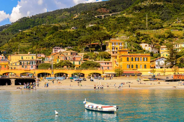 Monterosso, İtalya - 5 Mayıs 2016: Monterosso al Mare Panoraması, La Spezia, Liguria, İtalya. Unesco Dünya Mirası Listesi'ndeki Cinque Terre topraklarından biri.