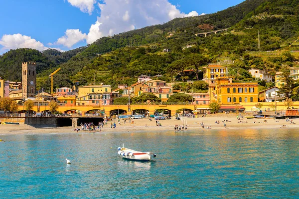 Monterosso, İtalya - 5 Mayıs 2016: Monterosso al Mare Panoraması, La Spezia, Liguria, İtalya. Unesco Dünya Mirası Listesi'ndeki Cinque Terre topraklarından biri.