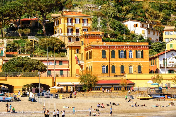 Monterosso, İtalya - 5 Mayıs 2016: Monterosso al Mare, La Spezia eyaletinde küçük bir kasaba, Liguria, İtalya. Unesco Dünya Mirası Listesi'ndeki Cinque Terre topraklarından biri.