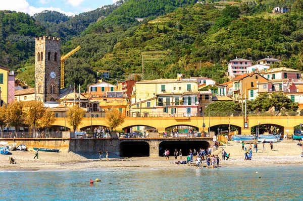 Monterosso, İtalya - 5 Mayıs 2016: Monterosso al Mare, La Spezia eyaletinde küçük bir kasaba, Liguria, İtalya. Unesco Dünya Mirası Listesi'ndeki Cinque Terre topraklarından biri.