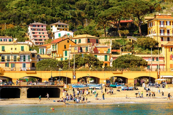 Monterosso, İtalya - 5 Mayıs 2016: Monterosso al Mare, La Spezia eyaletinde küçük bir kasaba, Liguria, İtalya. Unesco Dünya Mirası Listesi'ndeki Cinque Terre topraklarından biri.