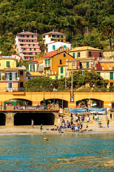 Monterosso, İtalya - 5 Mayıs 2016: Monterosso al Mare, La Spezia eyaletinde küçük bir kasaba, Liguria, İtalya. Unesco Dünya Mirası Listesi'ndeki Cinque Terre topraklarından biri.