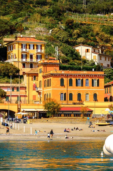 Monterosso, İtalya - 5 Mayıs 2016: Monterosso al Mare, La Spezia eyaletinde küçük bir kasaba, Liguria, İtalya. Unesco Dünya Mirası Listesi'ndeki Cinque Terre topraklarından biri.