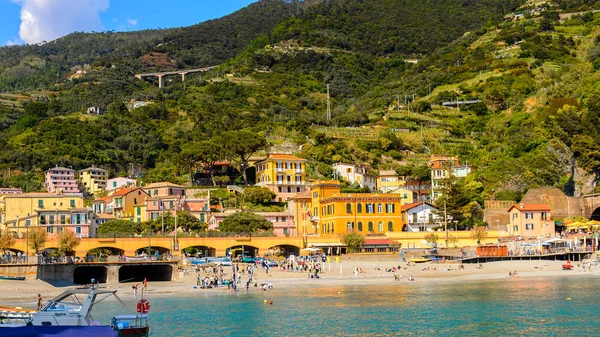 Monterosso, İtalya - 5 Mayıs 2016: Monterosso al Mare Panoraması, La Spezia, Liguria, İtalya. Unesco Dünya Mirası Listesi'ndeki Cinque Terre topraklarından biri.