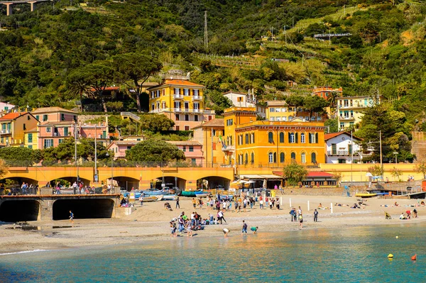 Monterosso, İtalya - 5 Mayıs 2016: Monterosso al Mare Panoraması, La Spezia, Liguria, İtalya. Unesco Dünya Mirası Listesi'ndeki Cinque Terre topraklarından biri.