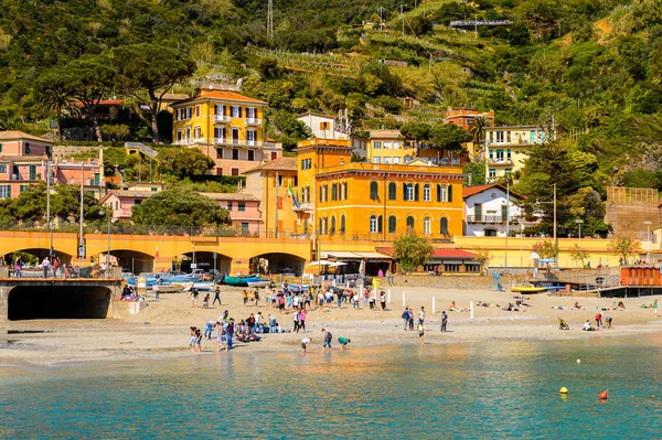 Monterosso, İtalya - 5 Mayıs 2016: Monterosso al Mare Panoraması, La Spezia, Liguria, İtalya. Unesco Dünya Mirası Listesi'ndeki Cinque Terre topraklarından biri.