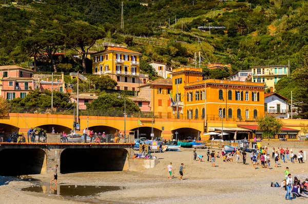 Monterosso, İtalya - 5 Mayıs 2016: Monterosso al Mare, La Spezia eyaletinde küçük bir kasaba, Liguria, İtalya. Unesco Dünya Mirası Listesi'ndeki Cinque Terre topraklarından biri.