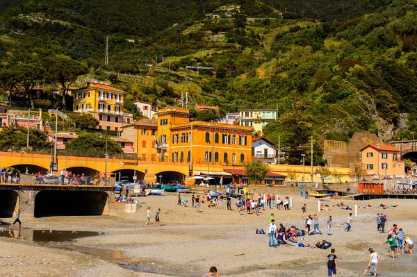 Monterosso, İtalya - 5 Mayıs 2016: Monterosso al Mare, La Spezia eyaletinde küçük bir kasaba, Liguria, İtalya. Unesco Dünya Mirası Listesi'ndeki Cinque Terre topraklarından biri.