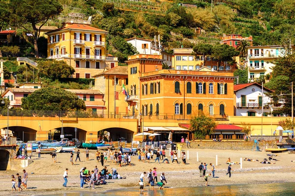 Monterosso, İtalya - 5 Mayıs 2016: Monterosso al Mare, La Spezia eyaletinde küçük bir kasaba, Liguria, İtalya. Unesco Dünya Mirası Listesi'ndeki Cinque Terre topraklarından biri.