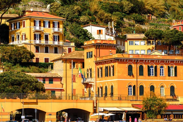 Monterosso, İtalya - 5 Mayıs 2016: Monterosso al Mare, La Spezia eyaletinde küçük bir kasaba, Liguria, İtalya. Unesco Dünya Mirası Listesi'ndeki Cinque Terre topraklarından biri.