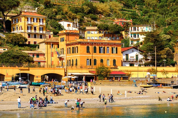 Monterosso, İtalya - 5 Mayıs 2016: Monterosso al Mare, La Spezia eyaletinde küçük bir kasaba, Liguria, İtalya. Unesco Dünya Mirası Listesi'ndeki Cinque Terre topraklarından biri.