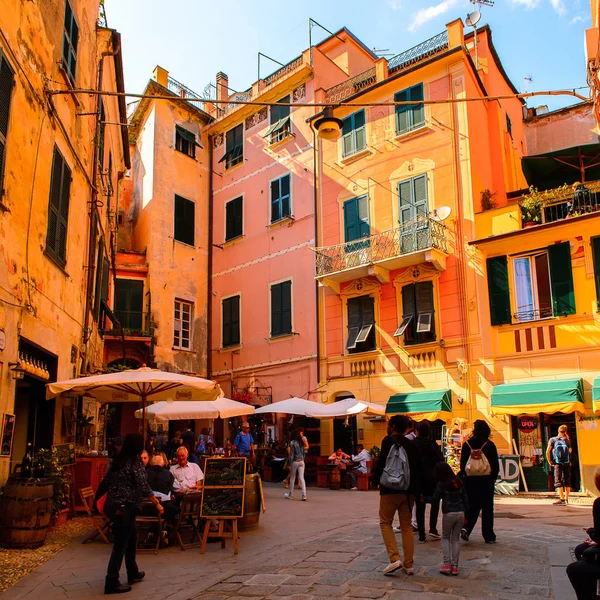 Monterosso, İtalya - 5 Mayıs 2016: Monterosso al Mare, La Spezia eyaletinde küçük bir kasaba, Liguria, İtalya. Unesco Dünya Mirası Listesi'ndeki Cinque Terre topraklarından biri.