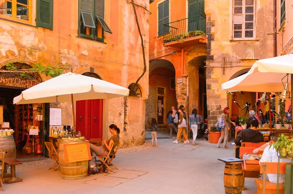 Monterosso, İtalya - 5 Mayıs 2016: La Spezia, Liguria, İtalya eyaletinde küçük bir kasaba olan Monterosso al Mare'nin restoranları. Unesco Dünya Mirası Listesi'ndeki Cinque Terre topraklarından biri.