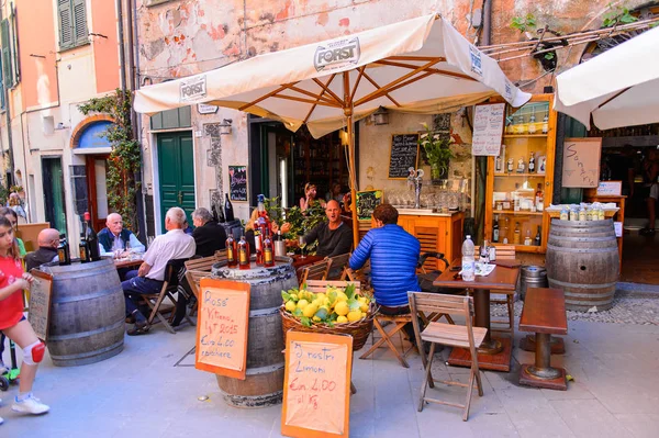 Monterosso, İtalya - 5 Mayıs 2016: La Spezia, Liguria, İtalya eyaletinde küçük bir kasaba olan Monterosso al Mare'nin restoranları. Unesco Dünya Mirası Listesi'ndeki Cinque Terre topraklarından biri.