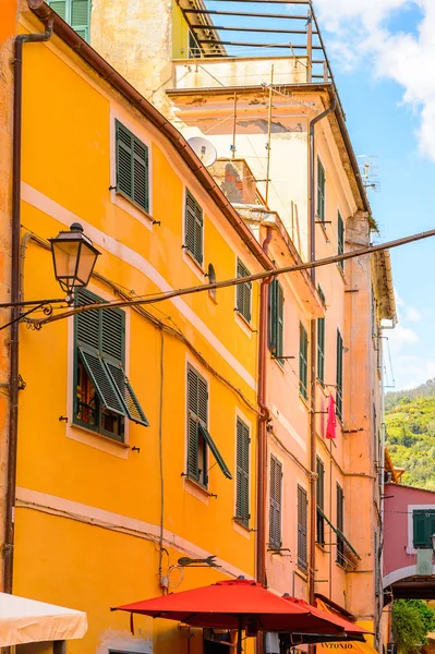 Monterosso, İtalya - 5 Mayıs 2016: Monterosso al Mare, La Spezia eyaletinde küçük bir kasaba, Liguria, İtalya. Unesco Dünya Mirası Listesi'ndeki Cinque Terre topraklarından biri.